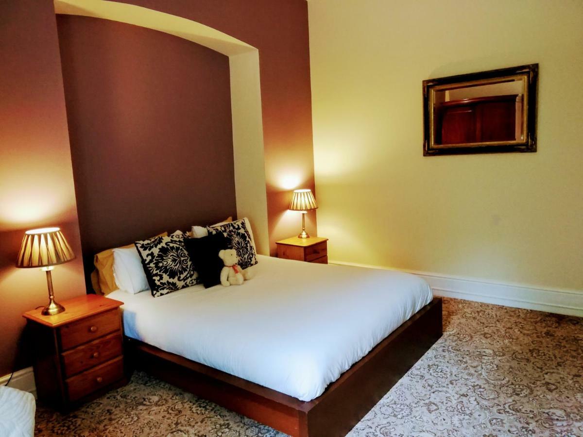 Picton-House Otel Llandowror Dış mekan fotoğraf
